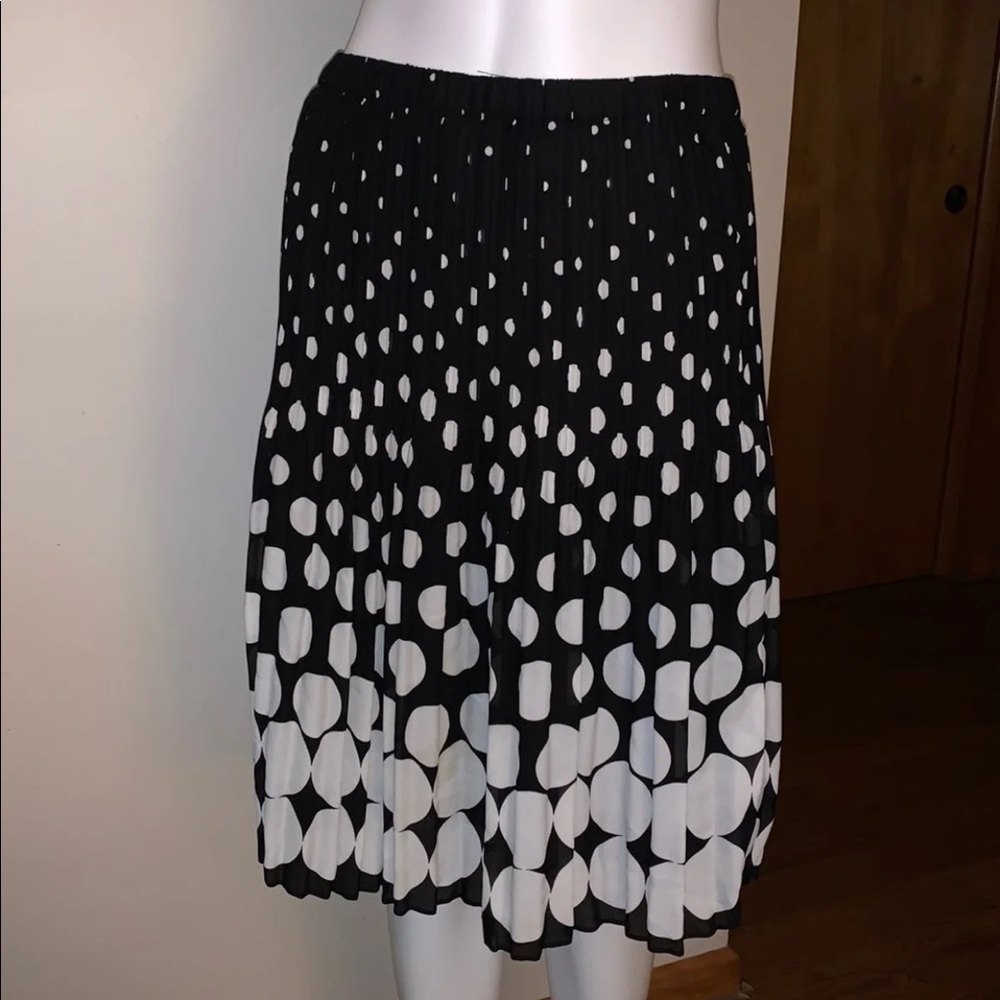 Dress barn WOMANS pleated black skirt SZ.M